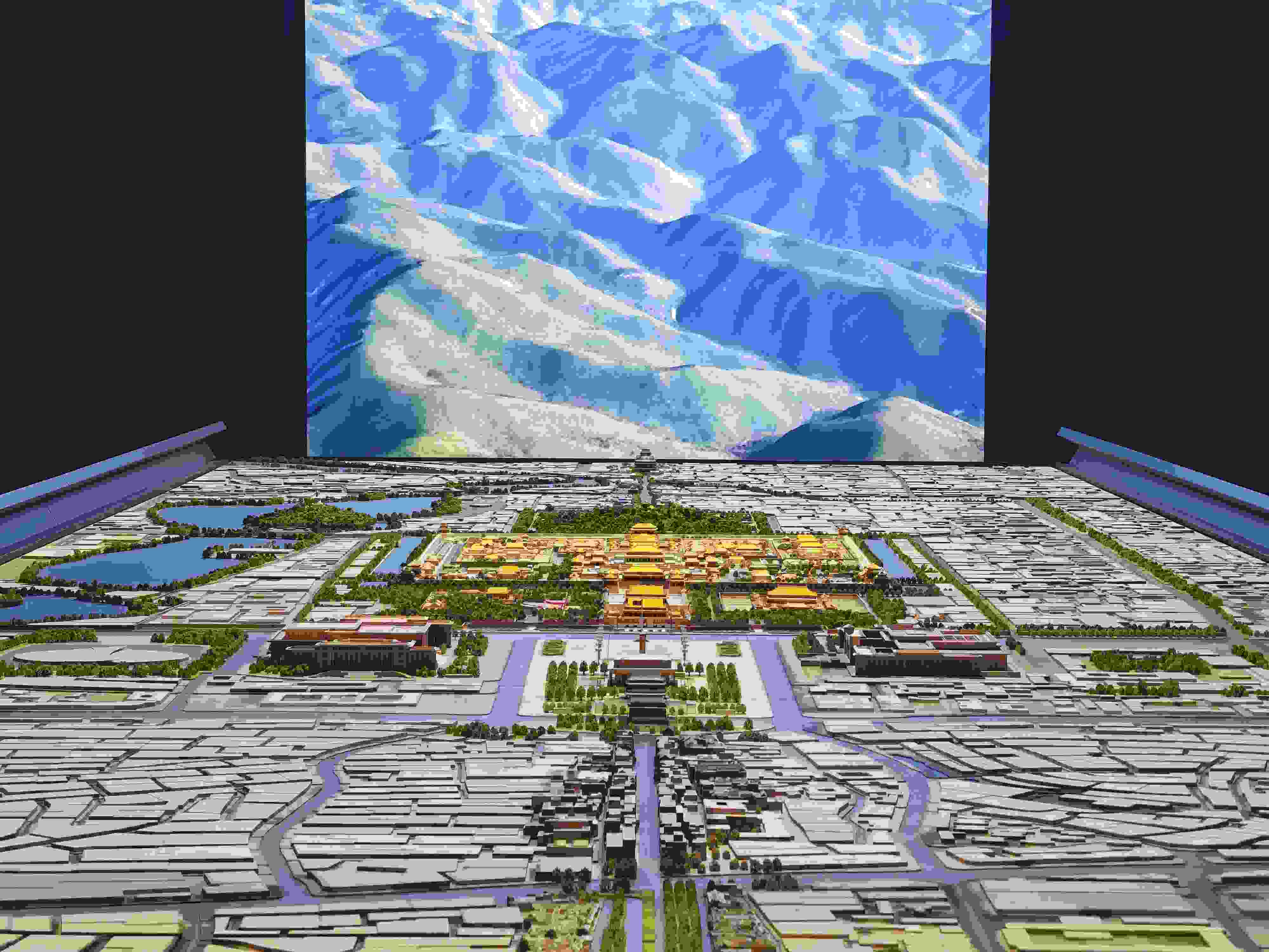 2023年3月，北京首都博物館精心制作的16米長中軸線沙盤，配以立體投影技術(shù)，展現(xiàn)了北京中軸線之壯美。