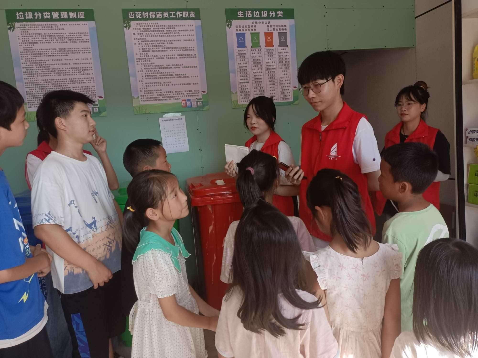 “小水滴”志愿服務(wù)隊進校園宣講環(huán)保內(nèi)容