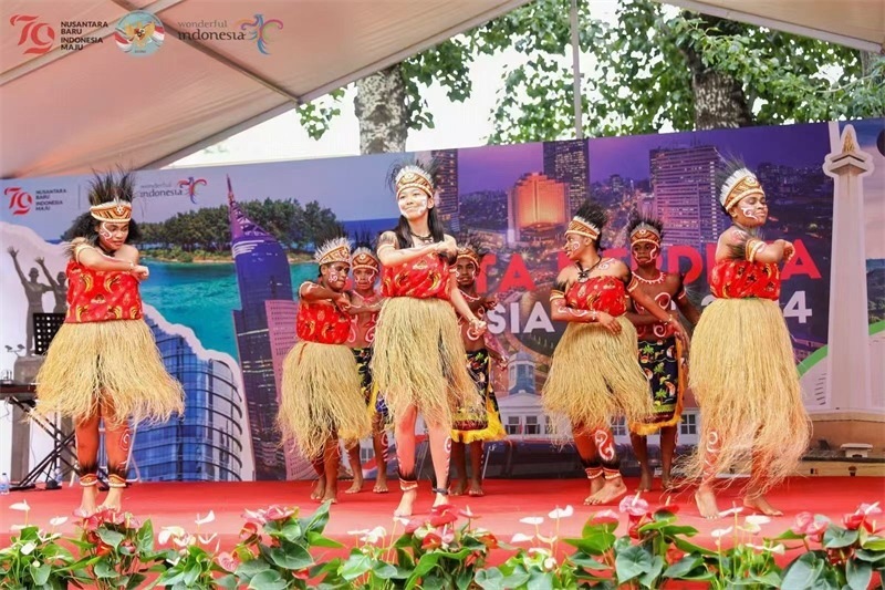 印尼在華留學(xué)生表演民族特色舞蹈。