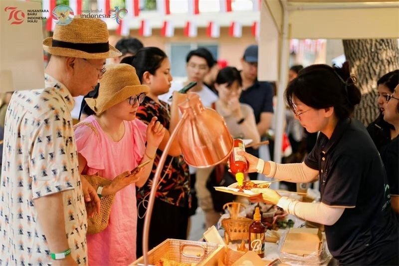 游客品嘗傳統(tǒng)印尼美食。