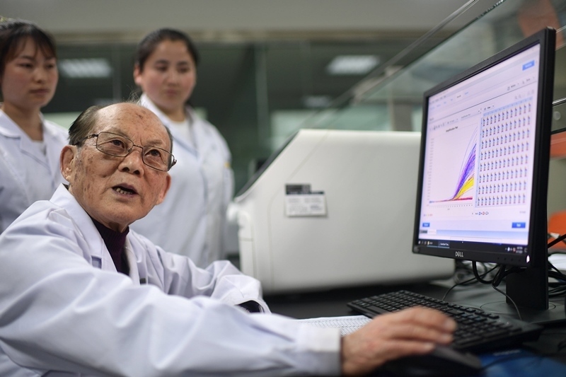 2021年6月17日，吳天一（前）在青海西寧的實(shí)驗(yàn)室內(nèi)和學(xué)生討論。