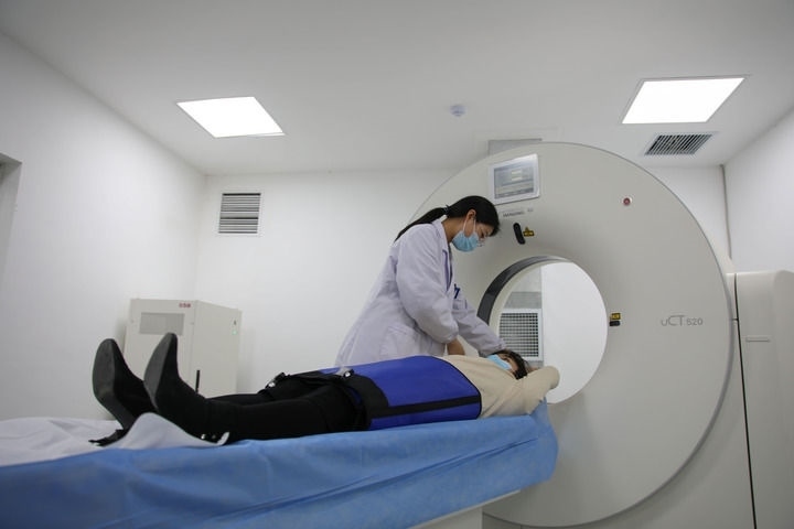 2023年3月2日，安徽省合肥市包河區(qū)煙墩街道社區(qū)衛(wèi)生服務(wù)中心的醫(yī)護(hù)人員為患者進(jìn)行CT檢查。 新華社記者 曹力 攝