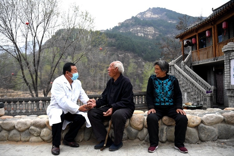 2020年4月15日，在河北阜平縣龍泉關(guān)鎮(zhèn)駱駝灣村，村醫(yī)霍建國為村民把脈。