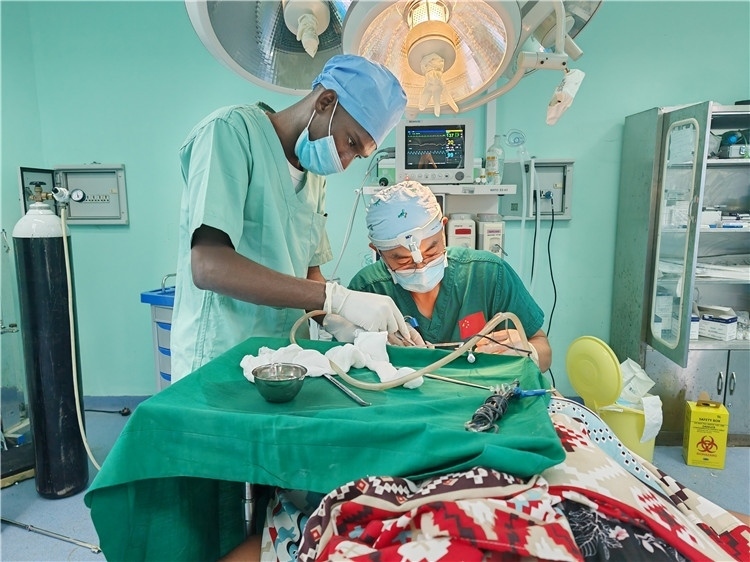 李廣醫(yī)生與當(dāng)?shù)蒯t(yī)生在做手術(shù)中。中國(guó)援桑醫(yī)療隊(duì)供圖