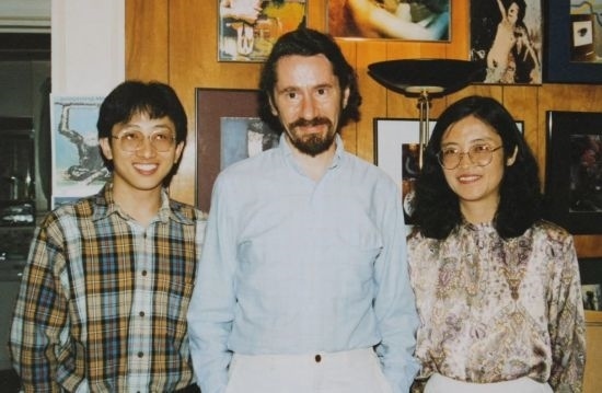1992年，朱銳（左）赴美國(guó)杜蘭大學(xué)攻讀心靈哲學(xué)與認(rèn)知科學(xué)，師從心靈哲學(xué)和認(rèn)知科學(xué)家Radu Bogdan（中），右為朱銳師姐、北師大教授田平。