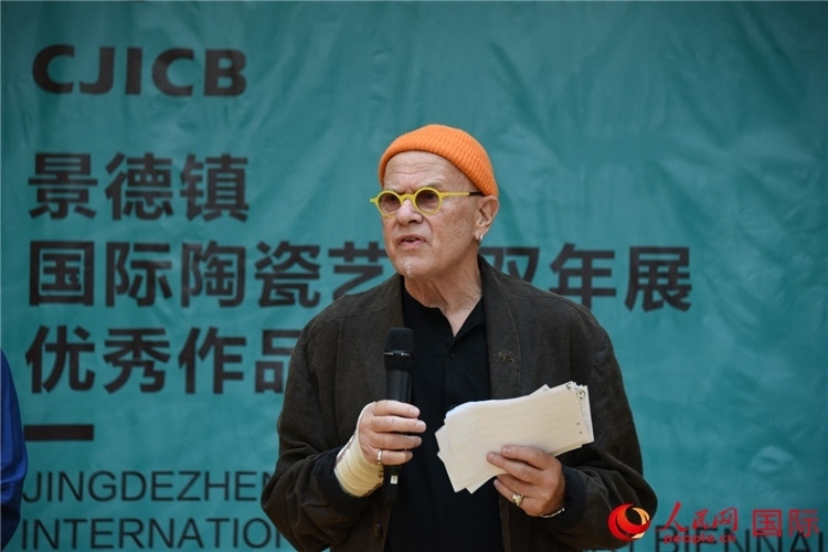 瑞典藝術(shù)家托比恩·卡爾斯博致辭。人民網(wǎng)記者 殷淼攝