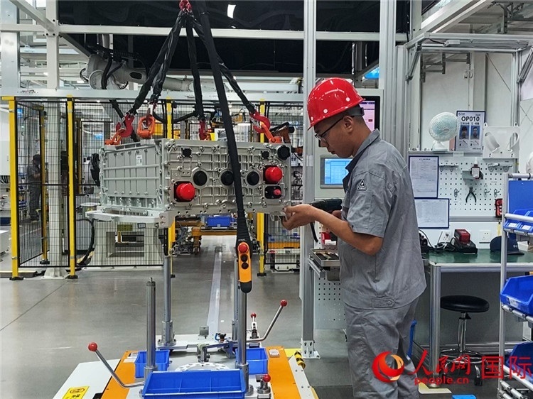 技術(shù)人員進(jìn)行系統(tǒng)化測試。人民網(wǎng)記者 于洋攝