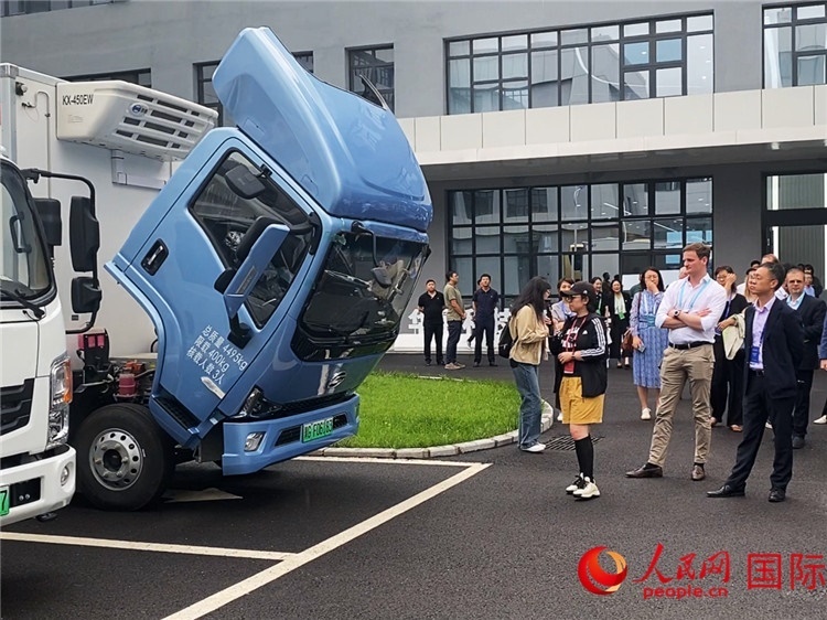 于民向駐華外交官和國際組織駐華代表介紹燃料電池車型。人民網(wǎng)記者 于洋攝