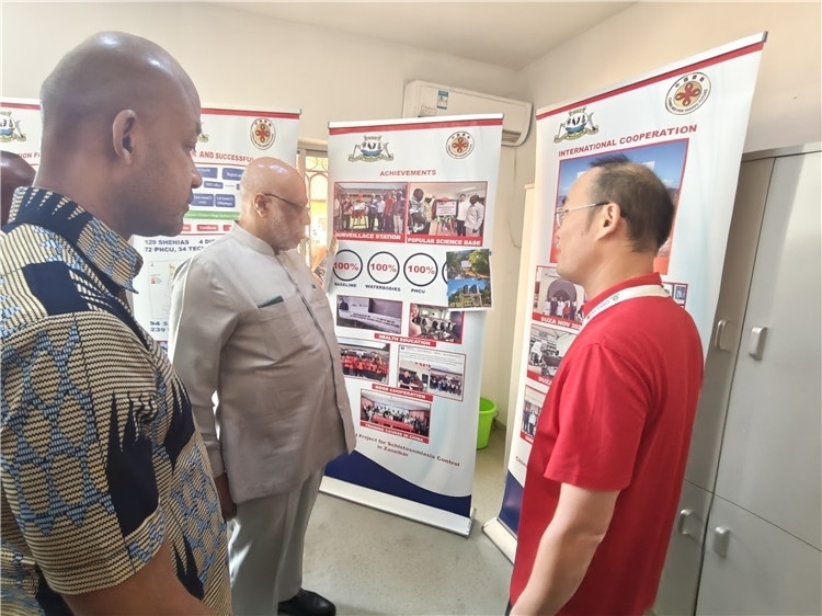 中方專家組組長黃玉政介紹項目進展。專家組供圖