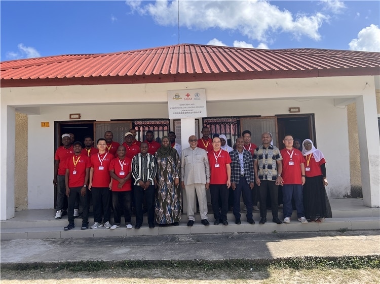 坦桑尼亞桑給巴爾衛(wèi)生部部長馬茲伊與中方專家組及非方工作人員合影。專家組供圖