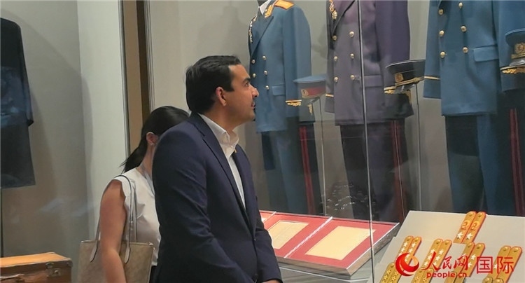 毛里求斯民議會(huì)議長(zhǎng)阿德里安·夏爾·杜瓦爾參觀中國(guó)共產(chǎn)黨歷史展覽館。人民網(wǎng) 鐘文興攝