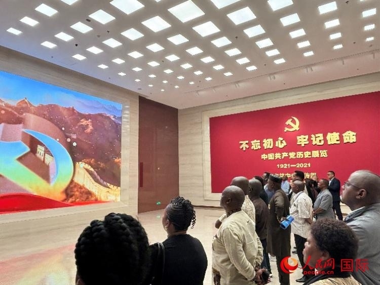 代表團(tuán)參觀“不忘初心 牢記使命”中國(guó)共產(chǎn)黨歷史展覽。人民網(wǎng) 曹欣悅攝