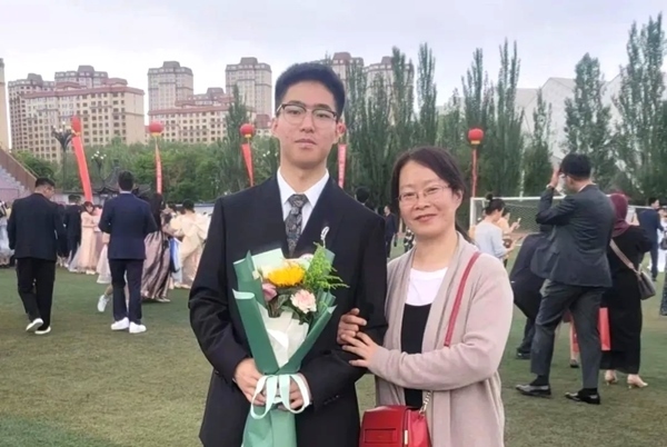 劉傲寒和媽媽合影。北航供圖