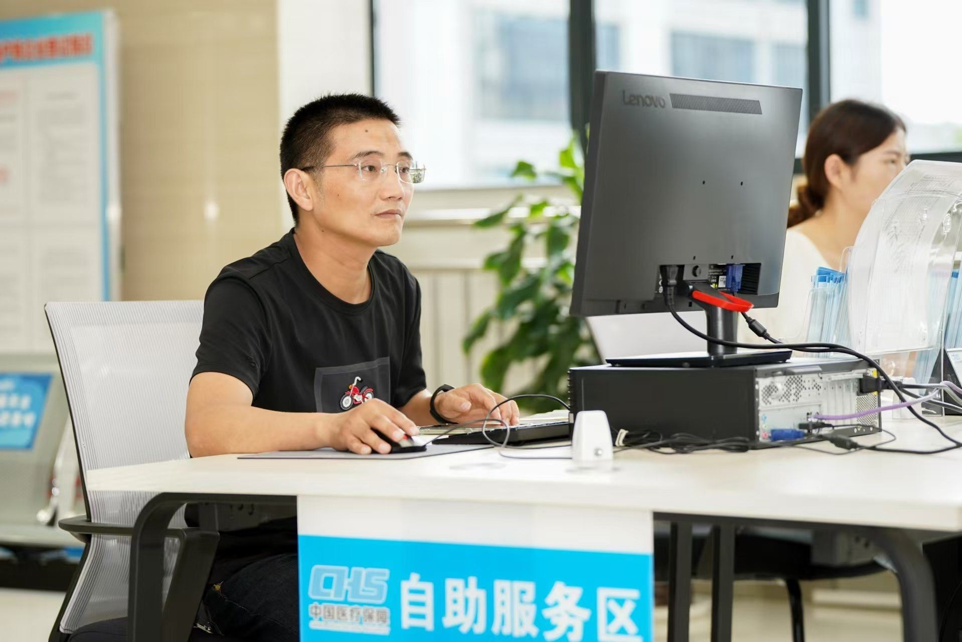 安徽省池州市市民在市政務(wù)服務(wù)大廳辦理業(yè)務(wù)。人民網(wǎng)記者 王銳攝