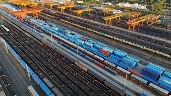 這是2024年8月14日在黑龍江綏芬河鐵路口岸集裝箱換裝場(chǎng)拍攝的集裝箱換裝作業(yè)現(xiàn)場(chǎng)（無(wú)人機(jī)照片）。今年前七個(gè)月，綏芬河鐵路口岸開(kāi)行中歐班列573列，運(yùn)量達(dá)55246標(biāo)箱，同比分別增長(zhǎng)23%和18%，班列數(shù)量持續(xù)保持高位運(yùn)行。