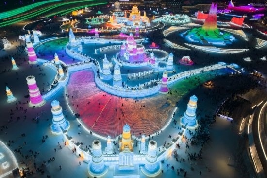 2024年1月1日，來(lái)自世界各地的游客在哈爾濱冰雪大世界園區(qū)內(nèi)游玩（無(wú)人機(jī)照片）。