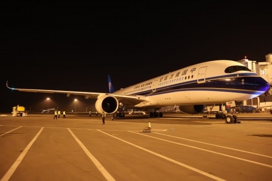 2024年4月24日晚，南航沈陽(yáng)-法蘭克福CZ8021首航航班在沈陽(yáng)桃仙國(guó)際機(jī)場(chǎng)準(zhǔn)備起飛。這是國(guó)內(nèi)航司在東北地區(qū)開(kāi)通的首條直飛德國(guó)定期航線。