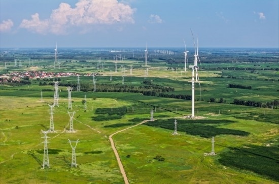 這是2024年7月19日拍攝的內(nèi)蒙古通遼238萬(wàn)千瓦風(fēng)電項(xiàng)目（無(wú)人機(jī)照片）。此項(xiàng)目每年可將75億千瓦時(shí)清潔電能經(jīng)扎魯特—青州±800（千伏）直流特高壓外送通道送至山東地區(qū)消納，相當(dāng)于滿足受端地區(qū)超過(guò)300萬(wàn)戶居民家庭用電需求，節(jié)約標(biāo)煤261萬(wàn)噸，減少二氧化碳排放634萬(wàn)噸。