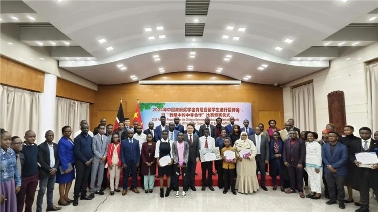 與會(huì)嘉賓和留學(xué)生們合影留念。中國(guó)駐肯尼亞大使館供圖