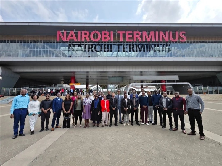 留學(xué)生們參訪中企承建的蒙內(nèi)鐵路。中國(guó)駐肯尼亞大使館供圖