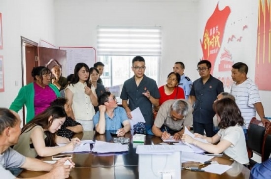 圖為2024年8月6日，重慶市奉節(jié)縣人民法院興隆人民法庭庭長費(fèi)明軍（中）在做調(diào)解工作。蹇懿 攝