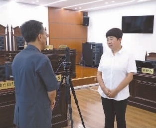 圖為全國人大代表玉明姬（右）詳細(xì)了解環(huán)境資源審判工作情況。劉思妤 攝