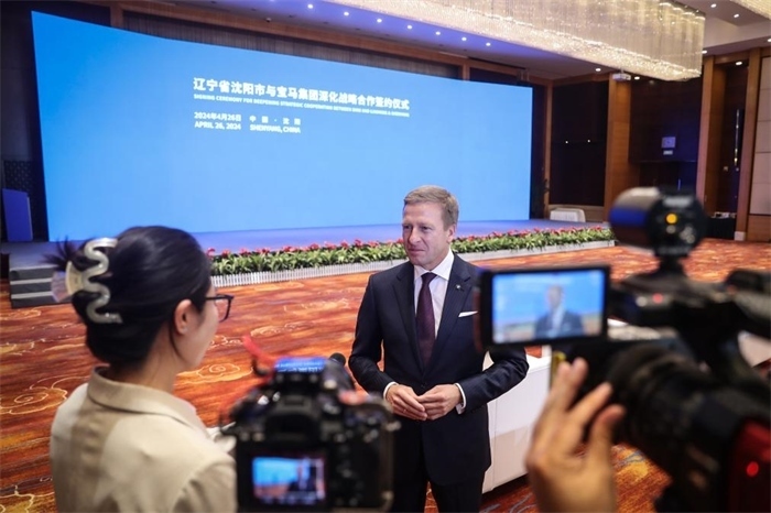 2024年4月26日，寶馬集團董事長齊普策在遼寧省沈陽市與寶馬集團深化戰(zhàn)略合作簽約儀式現(xiàn)場接受采訪。新華社記者潘昱龍攝