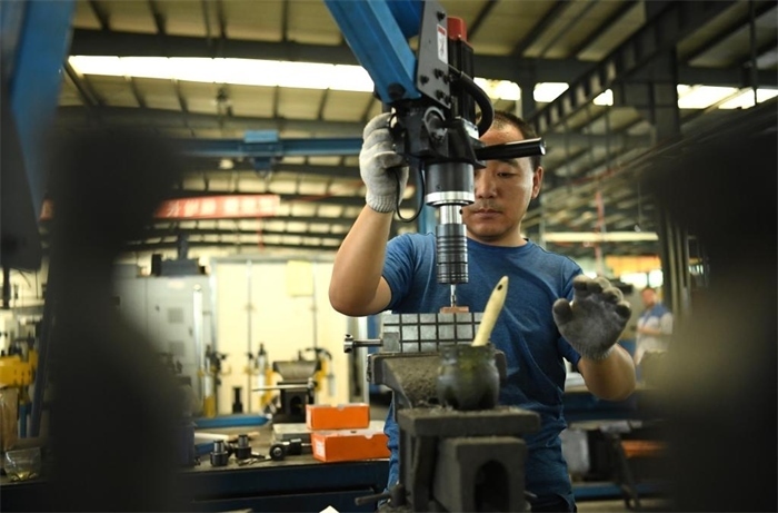 2024年7月30日，在長春吉林通用機械（集團）有限責任公司模具裝配生產(chǎn)線，鉗工在進行攻絲操作。近年來，吉林通用機械（集團）有限責任公司通過數(shù)字化改造、智能化升級提高生產(chǎn)效率，提升產(chǎn)業(yè)競爭力，已成為全球鋁加工汽車輕量化零部件知名供應商，為奧迪、大眾、寶馬、奔馳、保時捷等多家品牌主機廠供應零件。新華社記者柳文惠攝