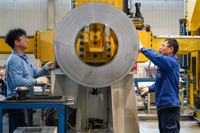 2023年3月16日，工人在位于太倉市高新區(qū)的威爾斯新材料（太倉）有限公司生產(chǎn)車間內(nèi)進行加工作業(yè)。新華社記者李博攝