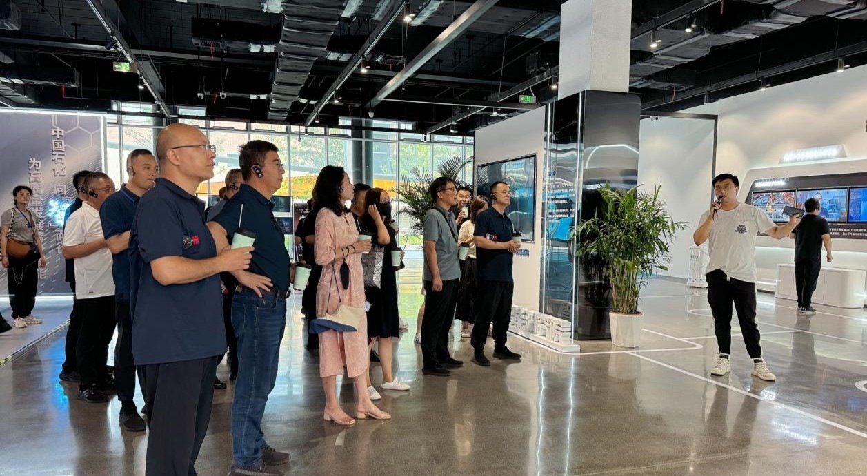 人民網“夢幻靈境”AI展演中心講解。人民網 王戰(zhàn)雄攝