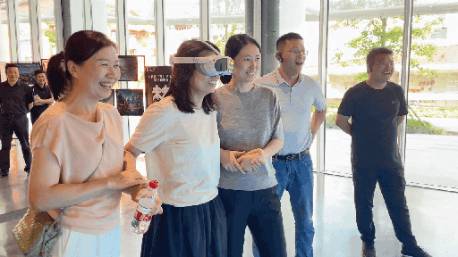 研學團成員正在用VR眼鏡體驗。人民網 王戰(zhàn)雄攝