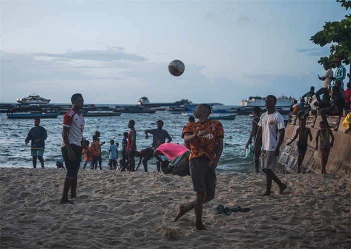 2023年12月31日，人們?cè)谔股Ｄ醽喩＝o巴爾島海濱踢球。新華社記者王冠森攝