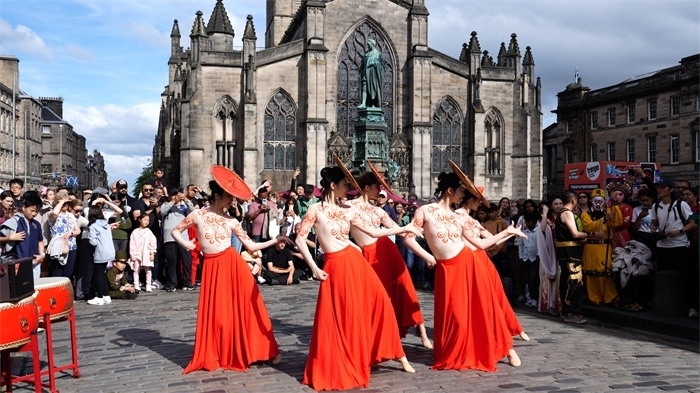 《長(zhǎng)城魂》的演員在愛丁堡皇家一英里街頭演出。主辦方供圖