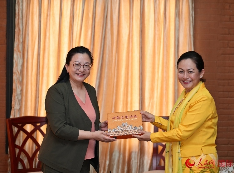 馬珈大使向岱岱楷部長贈送中國特色紀(jì)念品。人民網(wǎng)記者 謝佳君攝