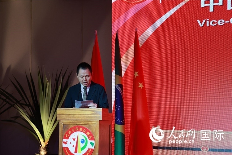 中國駐里約總領(lǐng)館副總領(lǐng)事王尉育宣讀賀電。人民網(wǎng)記者 陳海琪攝