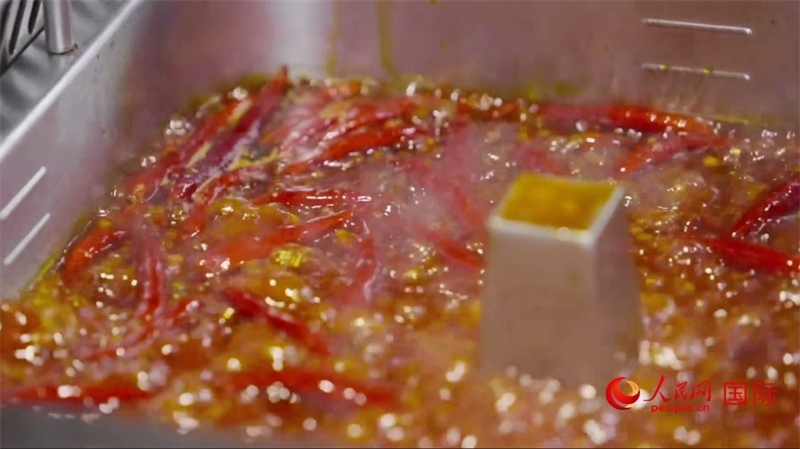 成都麻辣火鍋。人民網(wǎng)記者 張榮攝