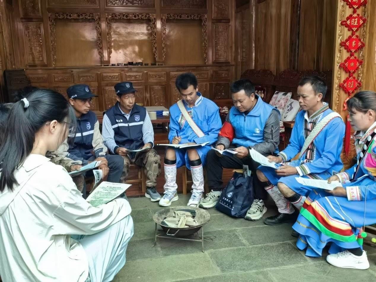 騰沖市猴橋鎮(zhèn)猴橋村國門新村舉辦火塘會。人民網(wǎng)記者 孝金波攝