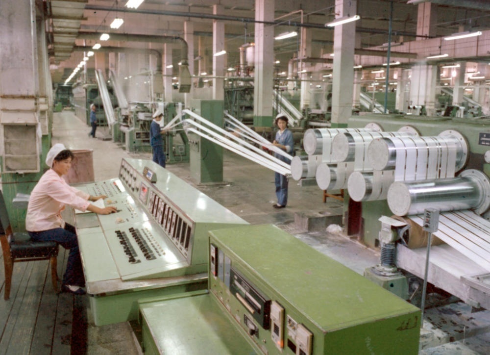 1981年，東北遼陽石油化學(xué)纖維廠抽絲車間一角。新華社發(fā)