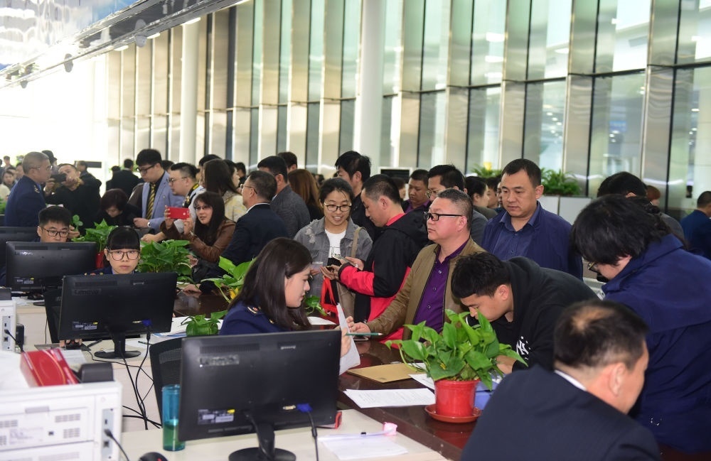 2017年4月10日，中國（遼寧）自由貿(mào)易試驗區(qū)沈陽片區(qū)揭牌當日，眾多企業(yè)咨詢注冊。新華社記者楊青攝