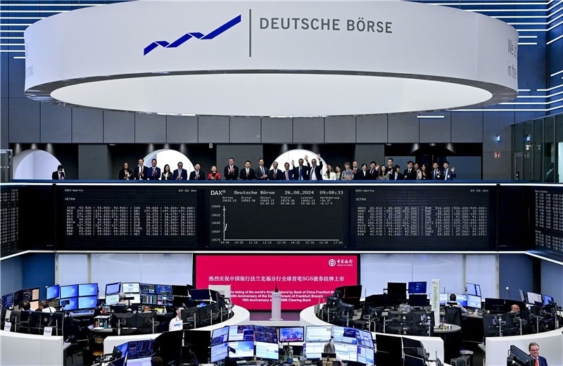 現(xiàn)場(chǎng)圖片：中國銀行法蘭克福分行負(fù)責(zé)人與多位來自金融界和企業(yè)界的嘉賓共同見證全球首支人民幣SGS債券在法蘭克福上市