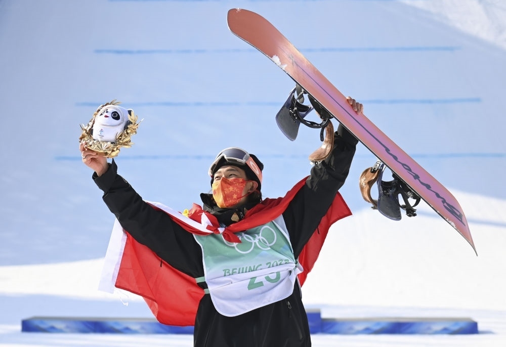 蘇翊鳴在北京2022年冬奧會單板滑雪男子大跳臺決賽奪冠后慶祝（2022年2月15日攝）。新華社記者 黃宗治 攝