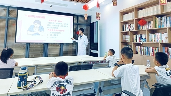 西安交通大學“筑夢醫(yī)心·護佑三農”實踐團開展健康科普。校方供圖