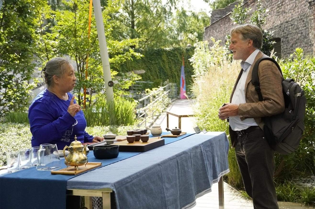 在博物館的戶外花園來(lái)賓品味中國(guó)茶藝。比利時(shí)維他命文化傳媒供圖