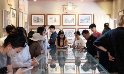 同學(xué)們觀摩文旅設(shè)計(jì)。校方供圖