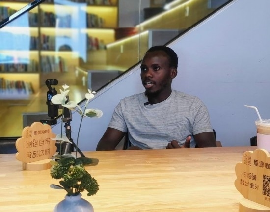 來自肯尼亞的北京交通大學(xué)留學(xué)生卡里烏在北京接受采訪（8月10日攝）。新華社記者 王小鵬 攝