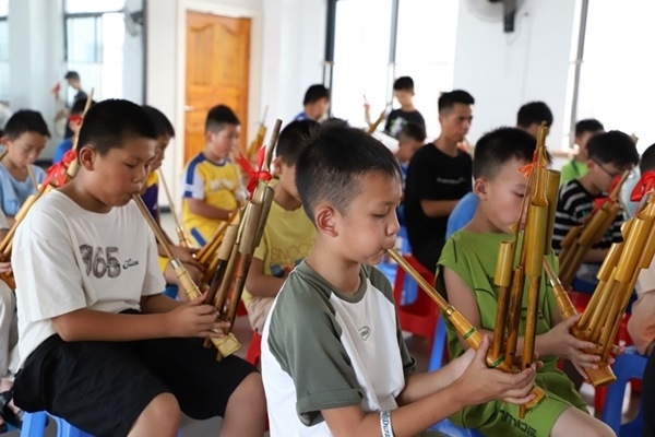 孩子們在學(xué)吹蘆笙。融水縣文化館供圖