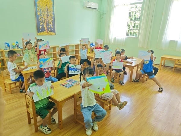 孩子們在公益托管班上畫畫課。莫菲菲攝