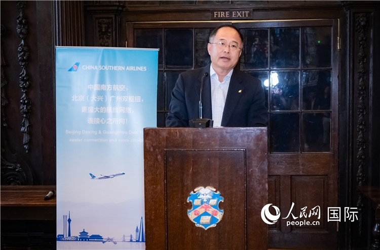 圖為中國(guó)駐倫敦旅游辦事處主任張力致辭。人民網(wǎng) 郭錦標(biāo)攝