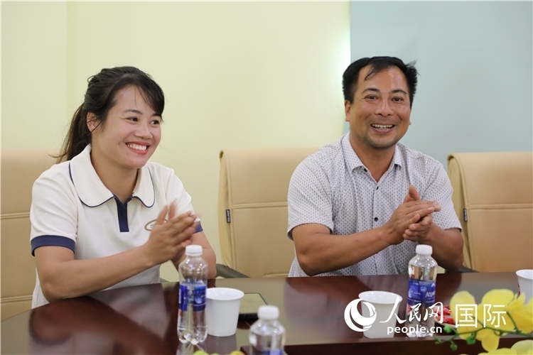 越南沙巴市黃連寄宿制民族小學(xué)老師阮氏秋姮、阮文享。人民網(wǎng)記者簡(jiǎn)承淵攝