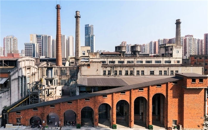 在原成都國營紅光電子管廠舊址上改建而成的東郊記憶園區(qū)南大門。大門既保留了老工業(yè)區(qū)的風(fēng)貌，又融入了現(xiàn)代審美和創(chuàng)意，成為了園區(qū)一大亮點。資料圖片